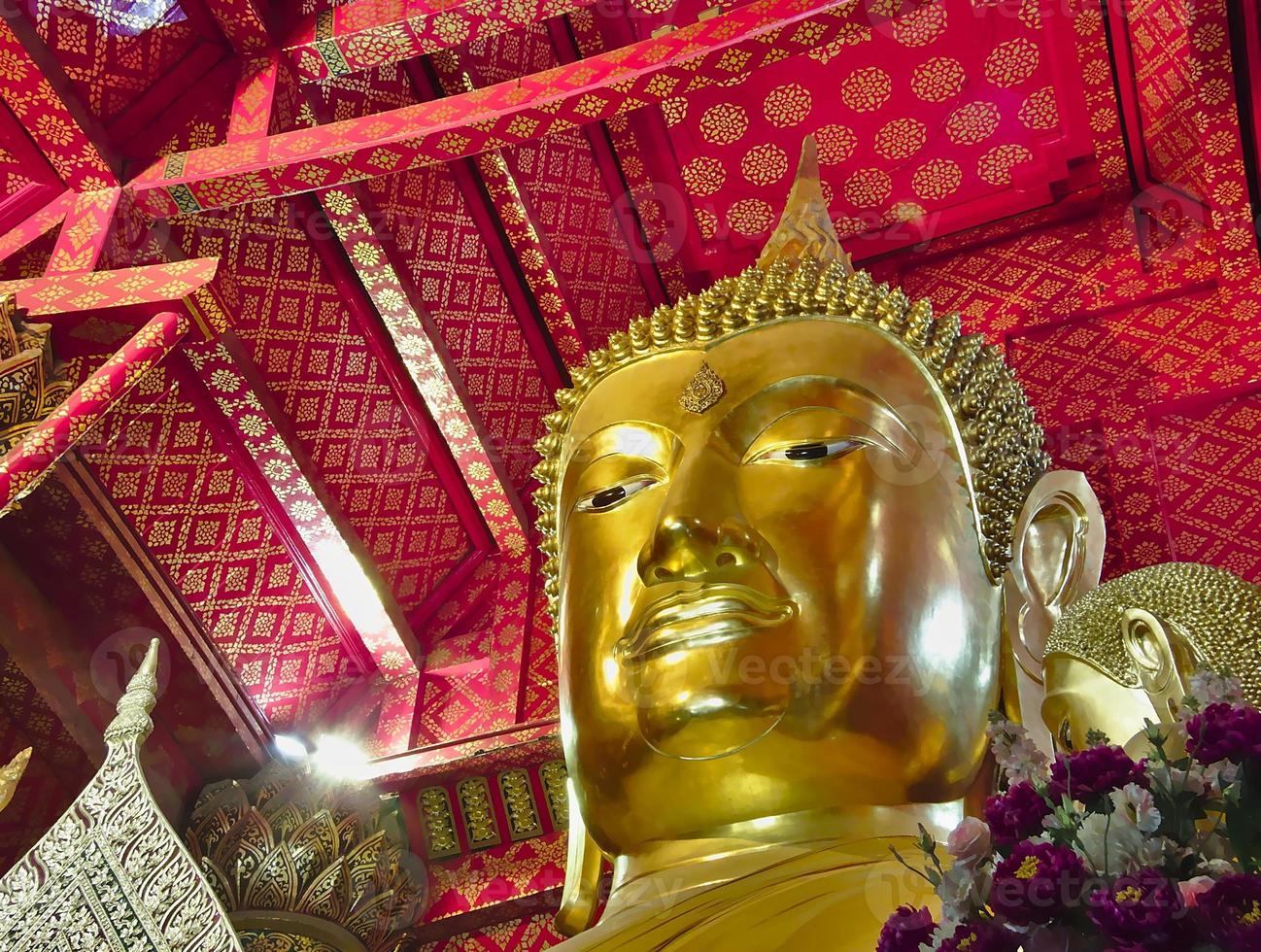 wat Phanan choeng-templet den här högt respekterade buddhastatyn kallas luang pho thothai luang pho toby thailändare och sam pao kong kinesiska sam pao kongbychina. foto