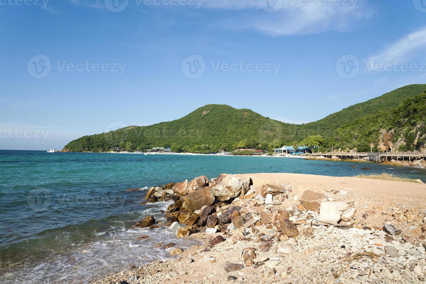 en stenig strand. foto