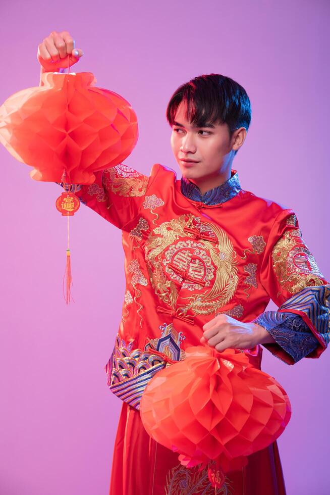 man bär cheongsam show dekorera röd lampa för att shoppa i kinesiska nyåret foto