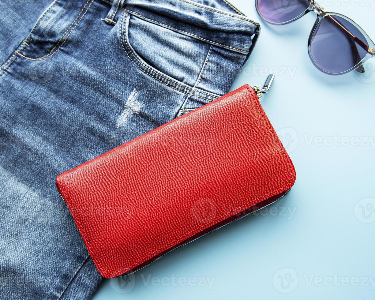 röd plånbok för kvinnor i läder foto