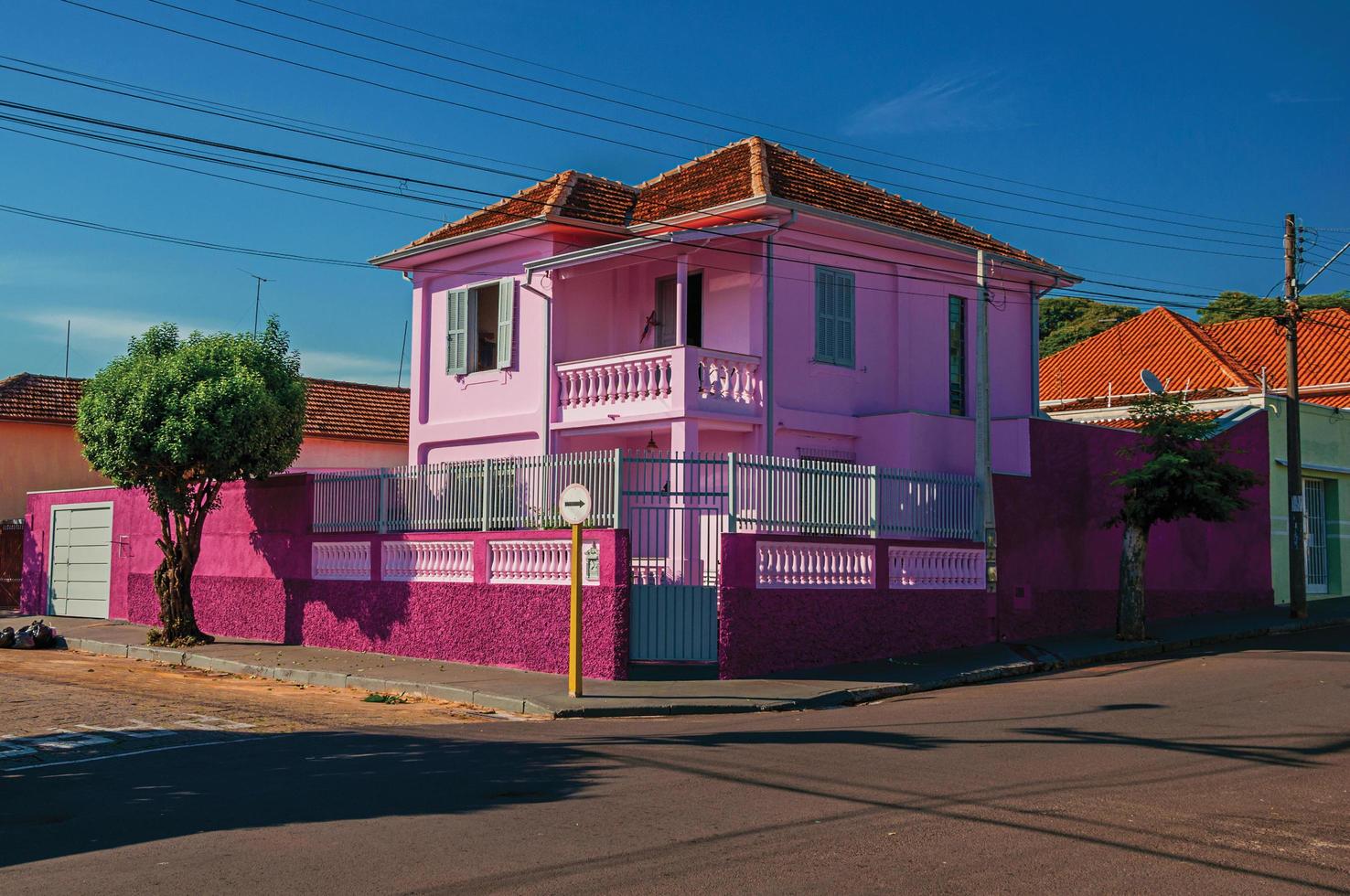 sao manuel, brasilien, 14 oktober 2017. färgglatt hörnradhus på en tom gata och solig dag på sao manuel. en söt liten stad på landsbygden i delstaten Sao Paulo. foto