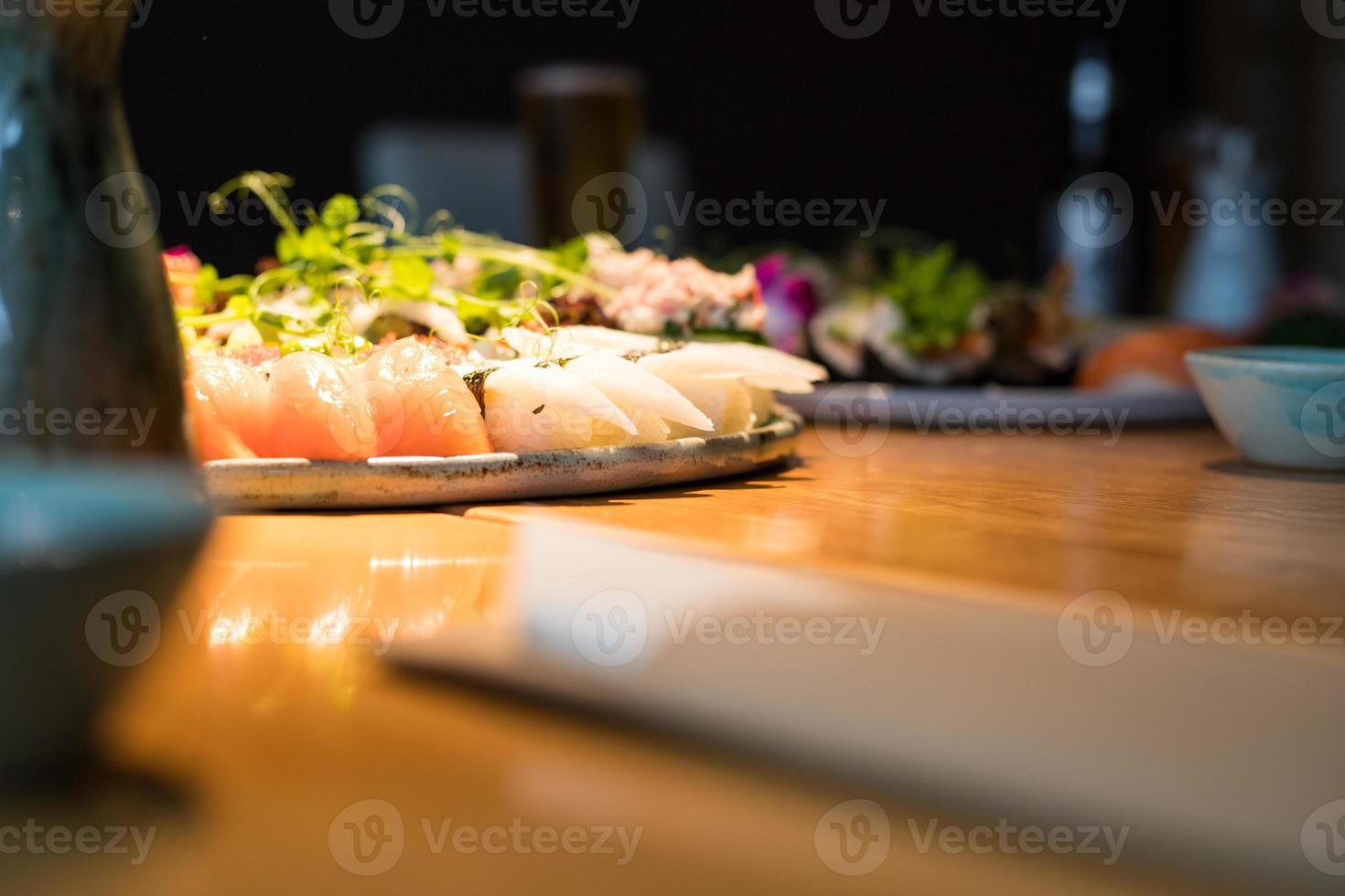 en tallrik sushi. olika typer av japansk mat. utsökt mat i restaurangen under mötet. foto