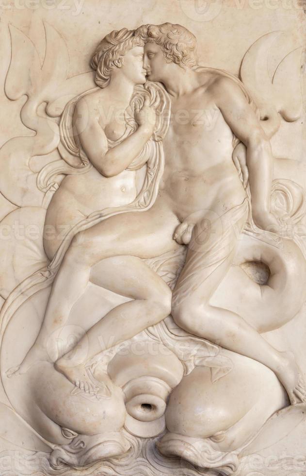 gammal skulptur med kyssande par, florens - italien foto