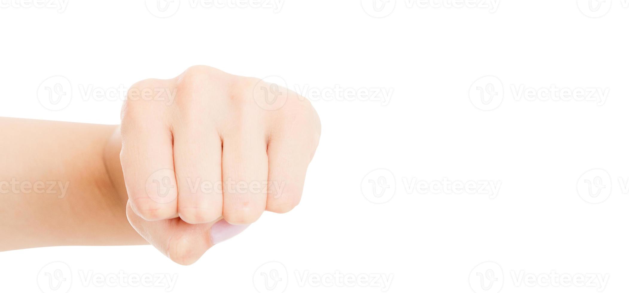 Hand gest. kvinna knuten näve, redo att slå, isolerad på vitt, närbild, kopieringsutrymme, aktivitetskoncept, feminism foto
