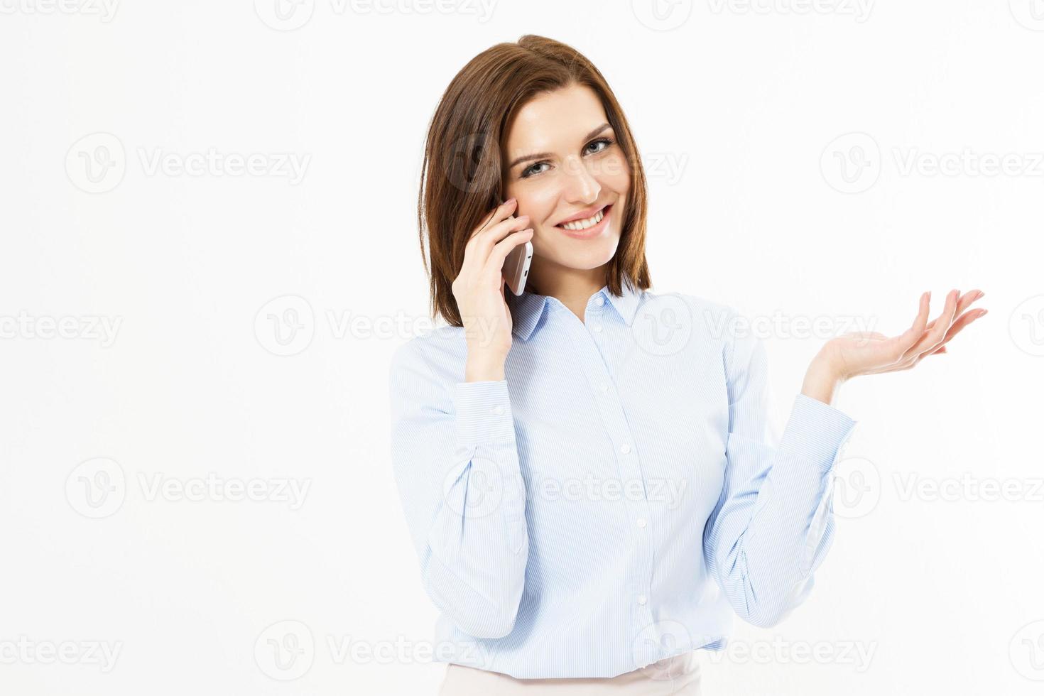 vacker charmig affärskvinna talar i telefon, isolerad på vit bakgrund, flicka pratar i mobiltelefon foto