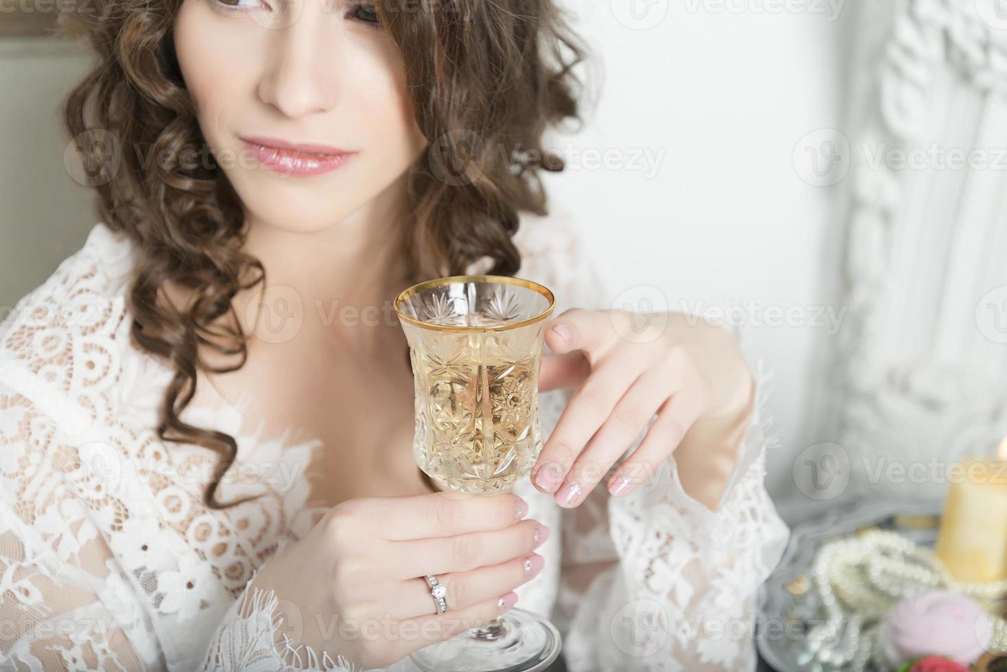flicka håller ett glas i närbild. foto