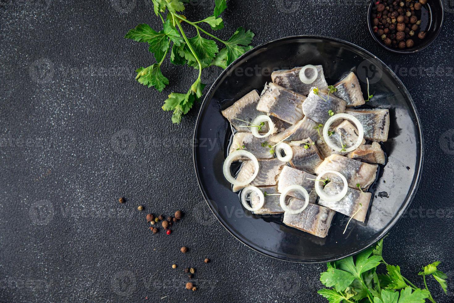 sill skiva bitar av fisk med lök skaldjur hälsosam måltid kost pescetarian foto