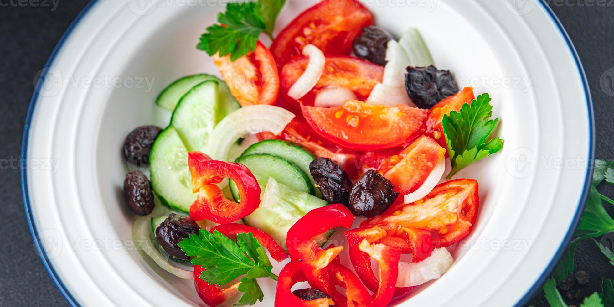 sallad torkade oliver och grönsaker a la grekisk sallad hälsosam måltid mat foto