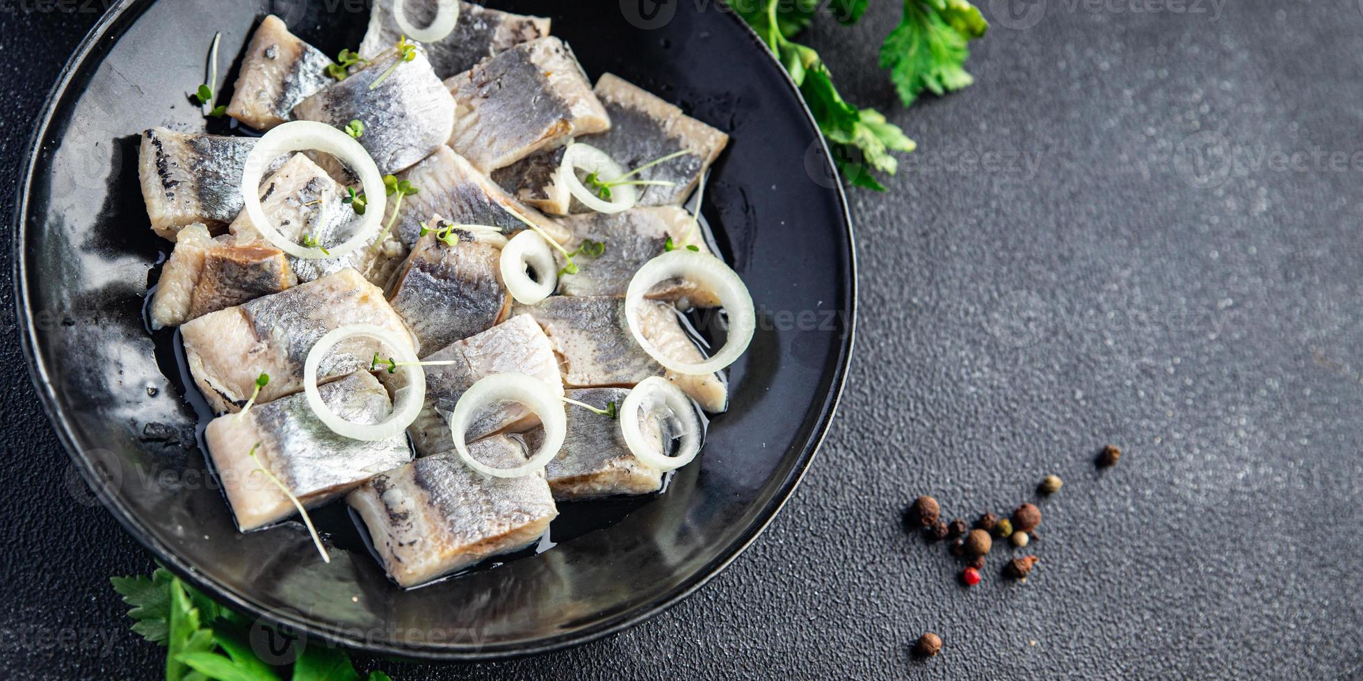 sill skiva bitar av fisk med lök skaldjur hälsosam måltid kost pescetarian foto