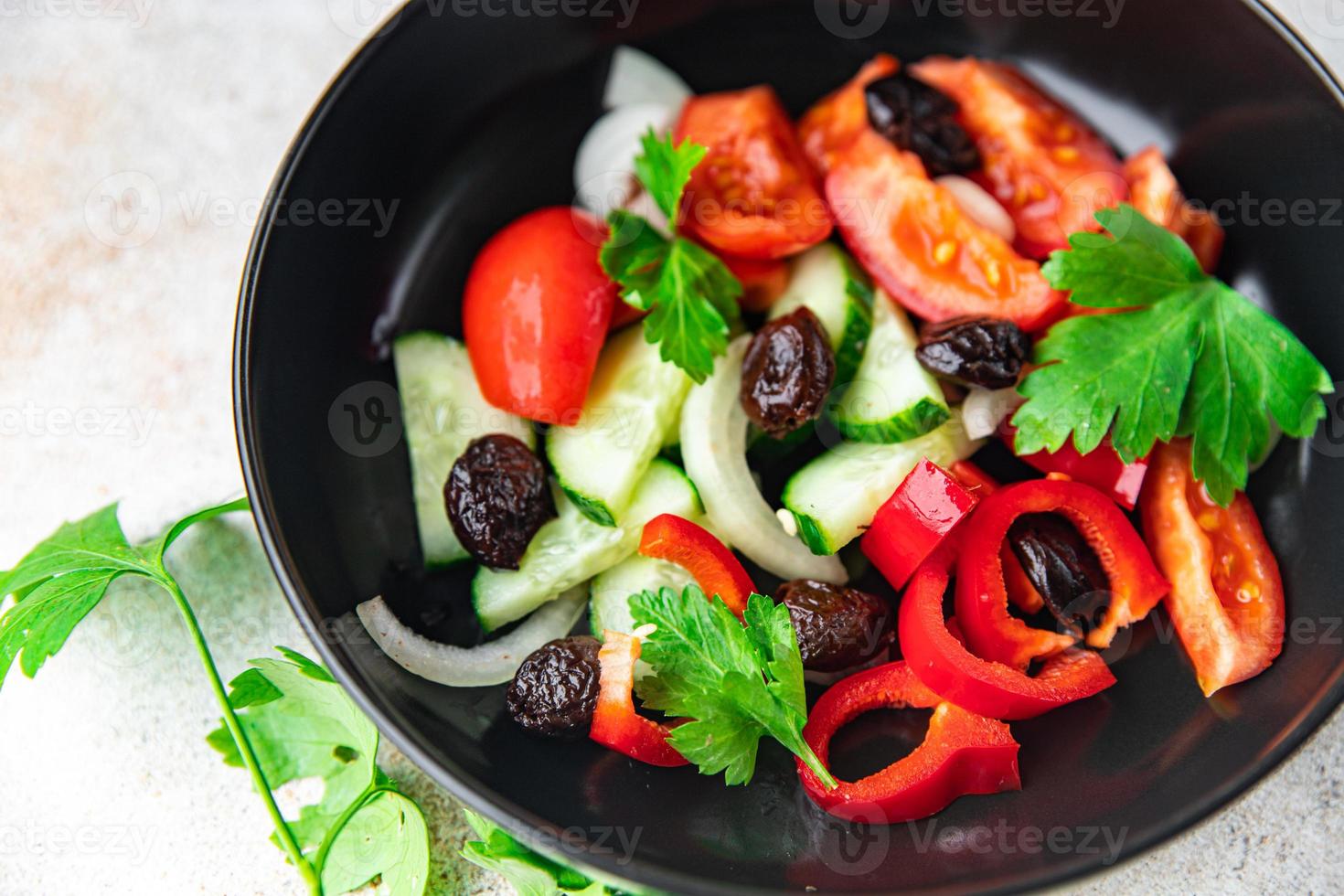 sallad torkade oliver och grönsaker a la grekisk sallad hälsosam måltid mat foto