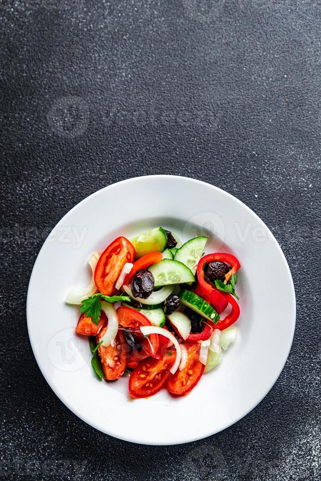 sallad torkade oliver och grönsaker a la grekisk sallad hälsosam måltid mat foto