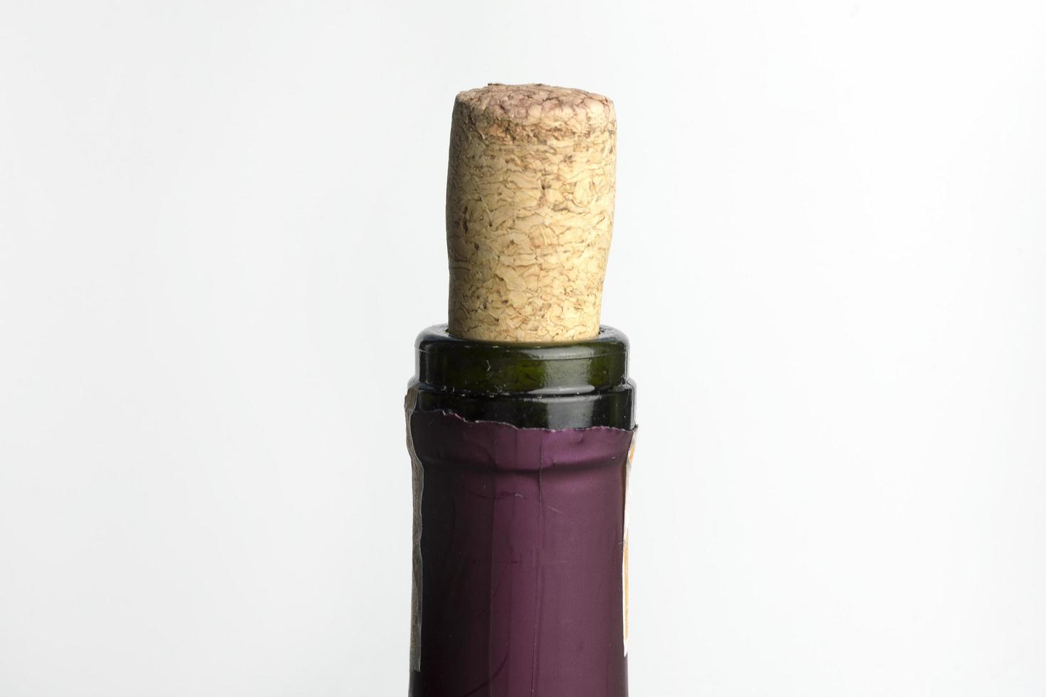 rött vinflaska isolerad på vit bakgrund foto