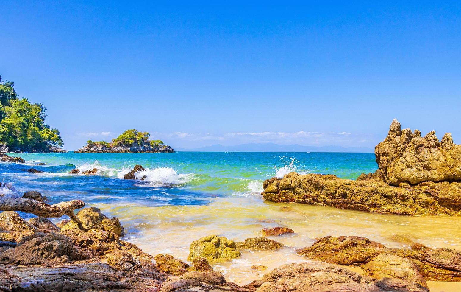 tropiskt paradis aow kwang peeb beach ko phayam island thailand. foto