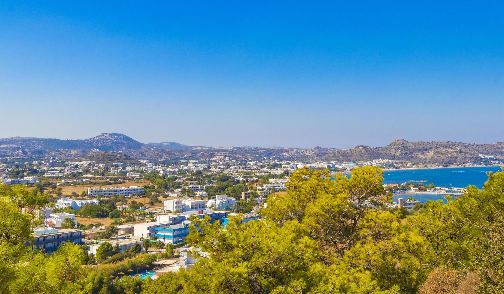 faliraki seascape stad och bergslandskap panorama Rhodos Grekland. foto