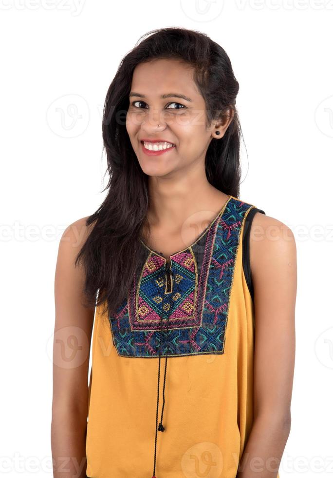 porträtt av vacker ung leende flicka på en vit bakgrund foto