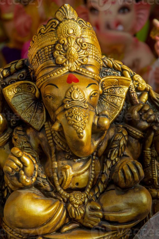 staty av hinduisk gud ganesha. närbild av ganesha idol på en konstnärsverkstad under ganesha festival. foto