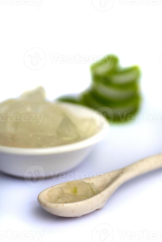 skivor av aloe vera blad och aloe vera gel på en vit bakgrund. aloe vera är en mycket användbar örtmedicin för hudvård och hårvård. foto