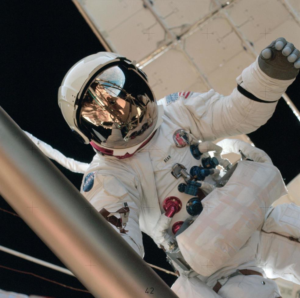 Astronaut Jack Lousma deltar i extravehicular aktivitet för att distribuera dubbelpolig solskydd foto