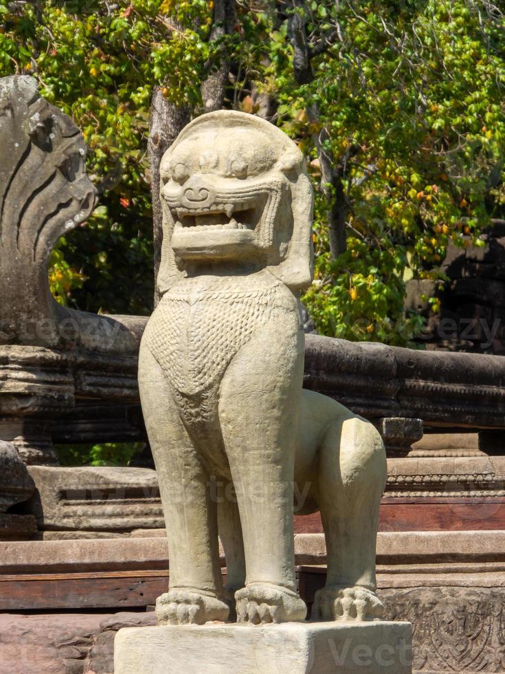 phimai historiska parkphimai byggd enligt den traditionella konsten khmer. phimai prasat hin började troligen bygga under kung suryavarman 1:s buddhistiska tempe från 1500-talet. foto