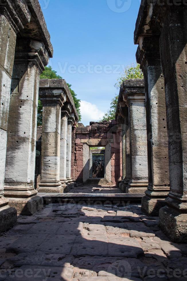 phimai historiska parkphimai byggd enligt den traditionella konsten khmer. phimai prasat hin började troligen bygga under kung suryavarman 1:s buddhistiska tempe från 1500-talet. foto