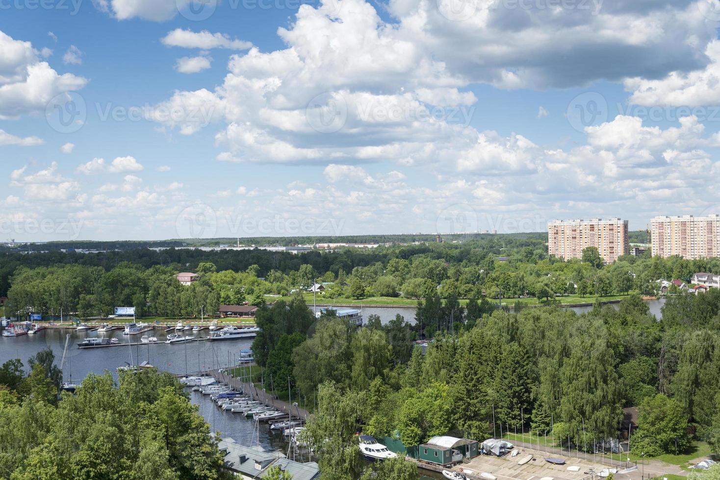 utsikten över floden och bostadshus höghus. foto