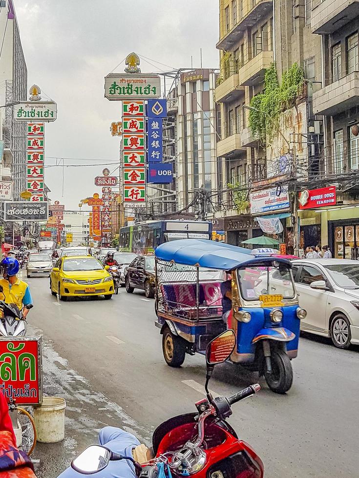 bangkok thailand 22. maj 2018 tung trafik i china town på yaowarat road bangkok thailand. foto