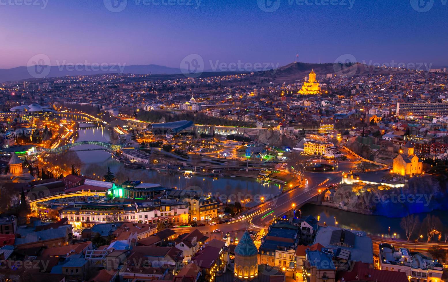 panoramautsikt över tbilisi stad från narikala fästning efter solnedgången under blå timme. lätta spår av trafik och romantiska georgien koncept. 2020 foto