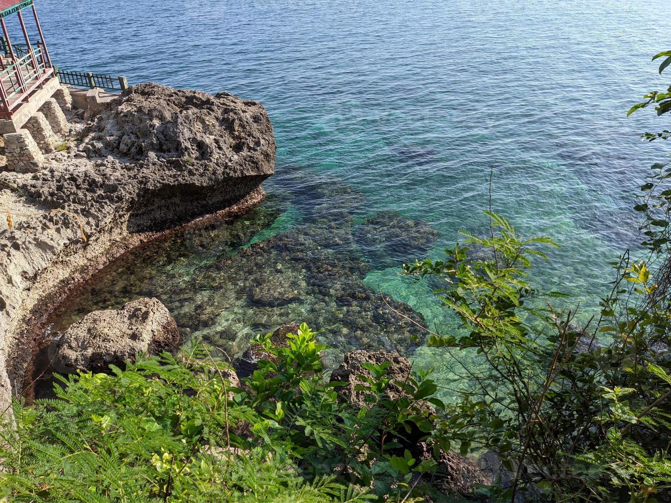 klippa landskap på dato stranden, Sulawesi Indonesien foto