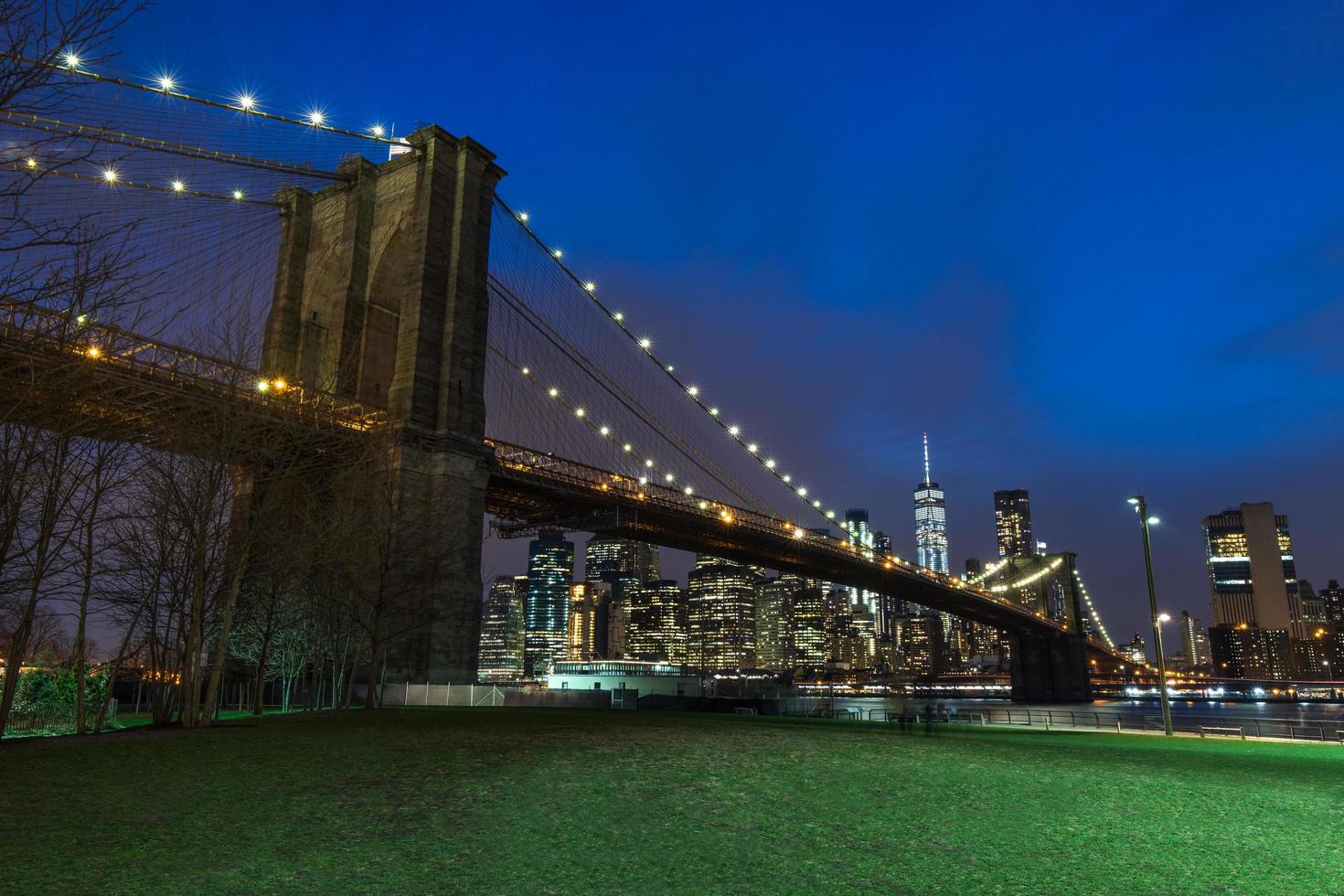 brooklyn bridge i manhattan centrum med stadsbild på natten new york usa foto