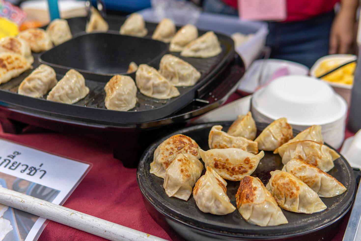 dumplings till salu på gatorna i chiang mai foto