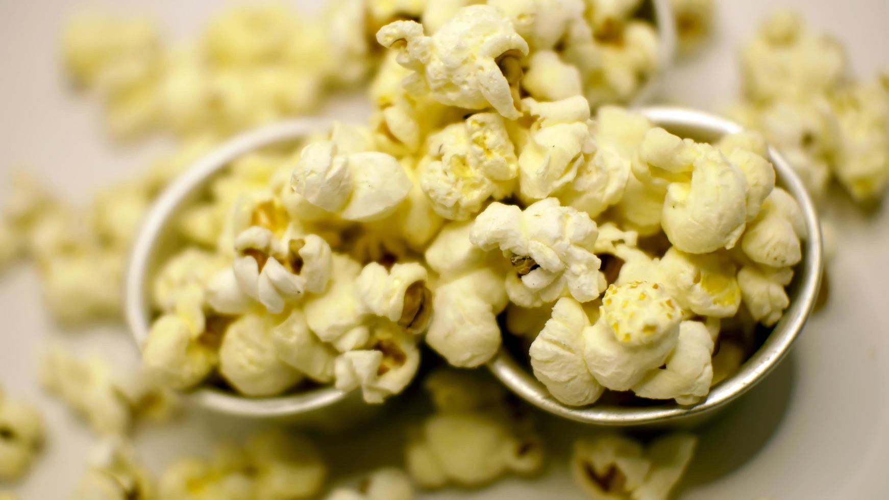 närbild av popcornkärnor på vit bakgrund i jpg-format foto
