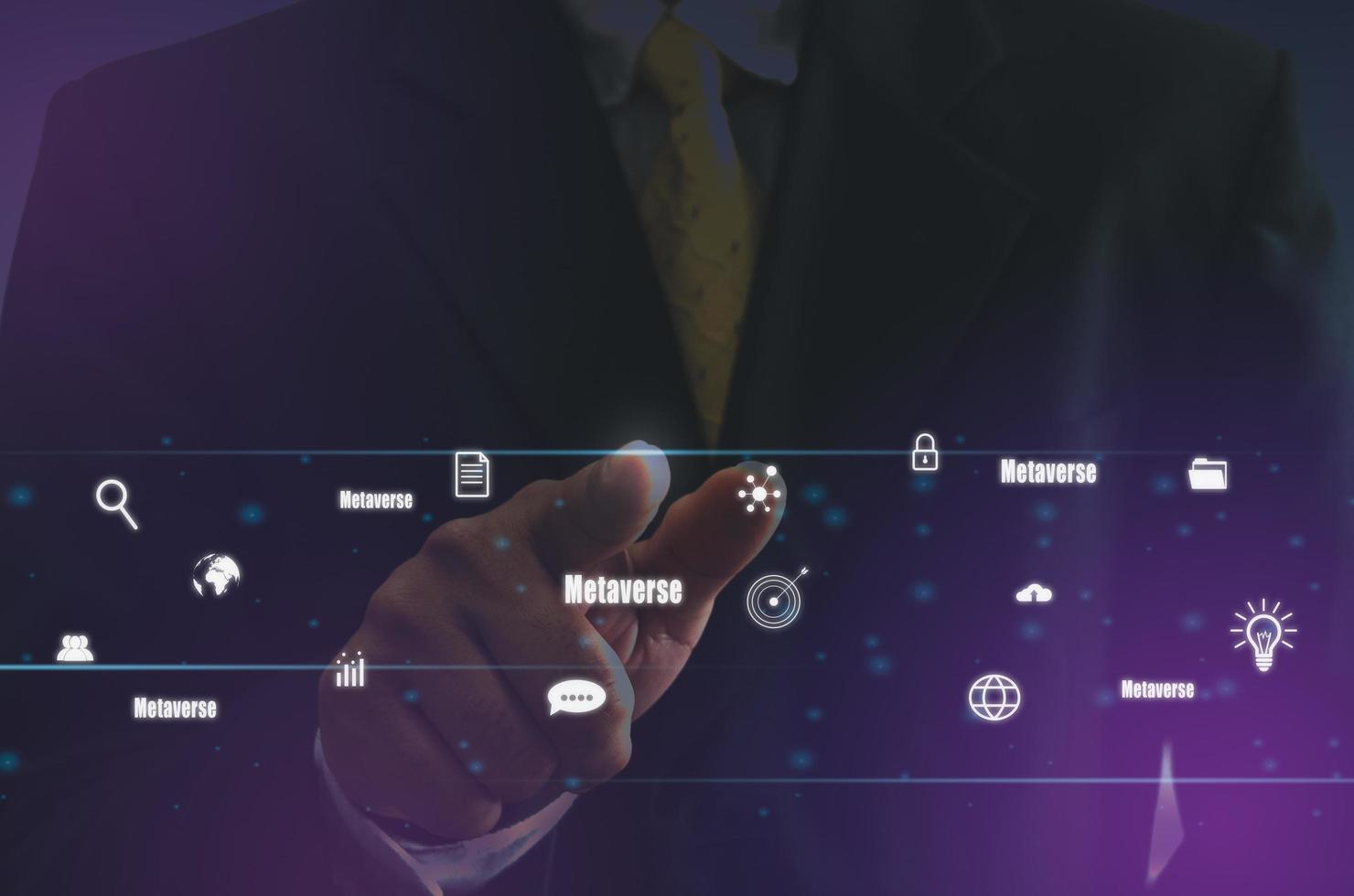 män händer touch virtuell skärm metaverse världen teknik koncept. världs- och affärsikoner, modern användning av internet, dataanalys, kommunikation eller onlinemarknadsföring. foto