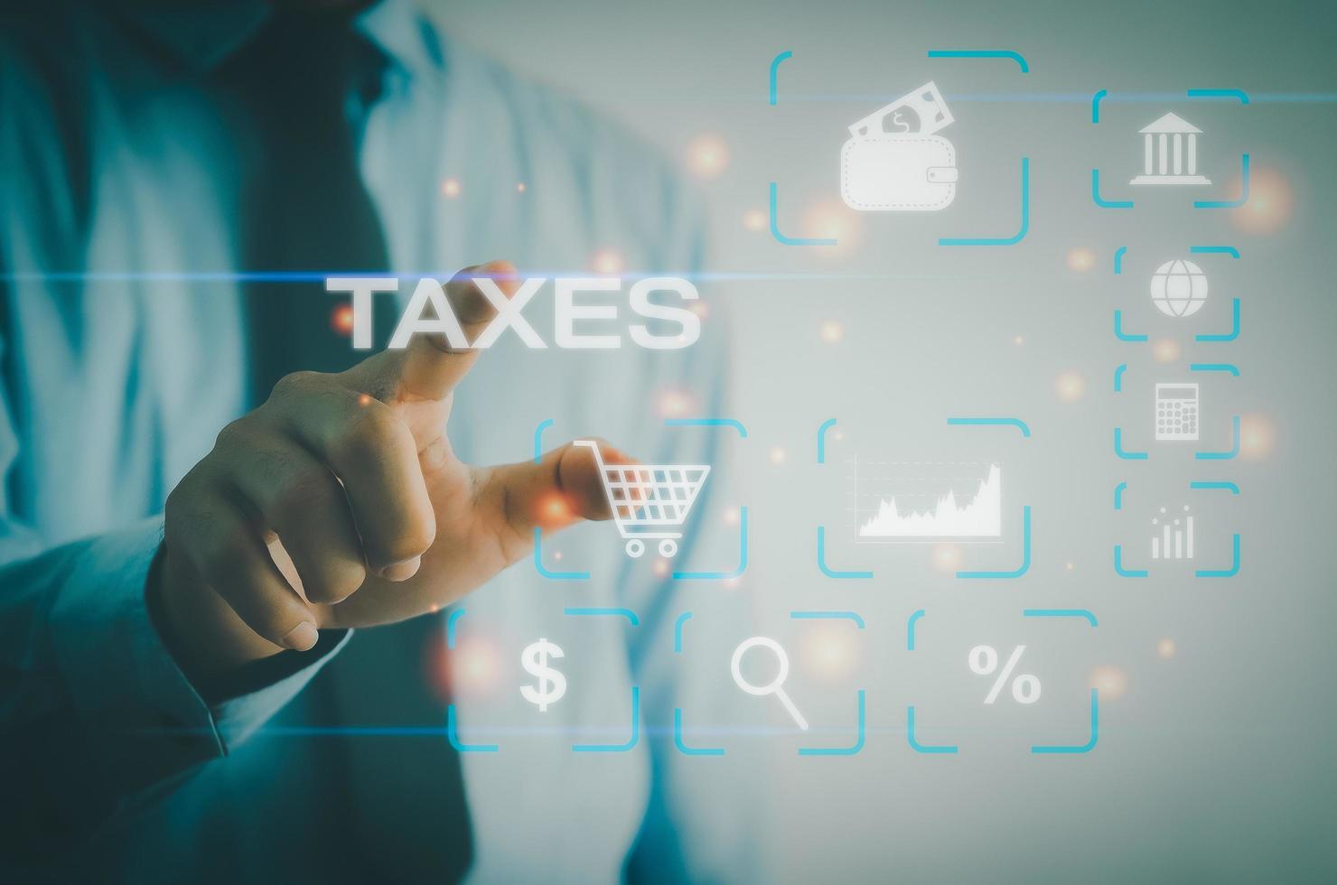skattebetalning koncept. affärsman röra skatt finansiell virtuell button.payment av företag såsom moms, inkomstskatt. foto