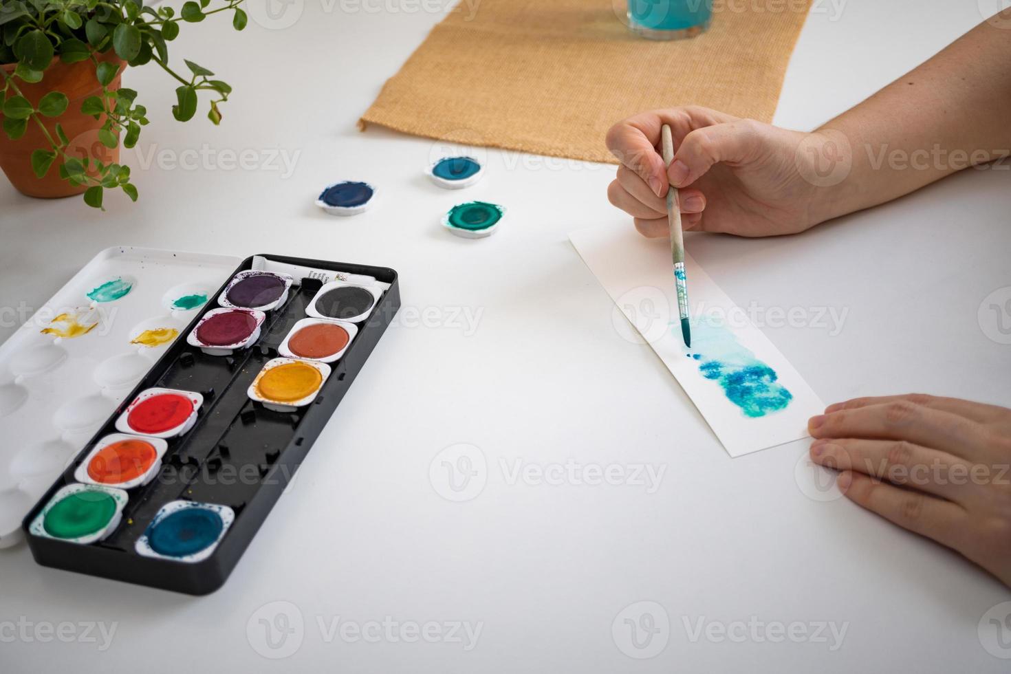 kvinna målar med akvareller foto