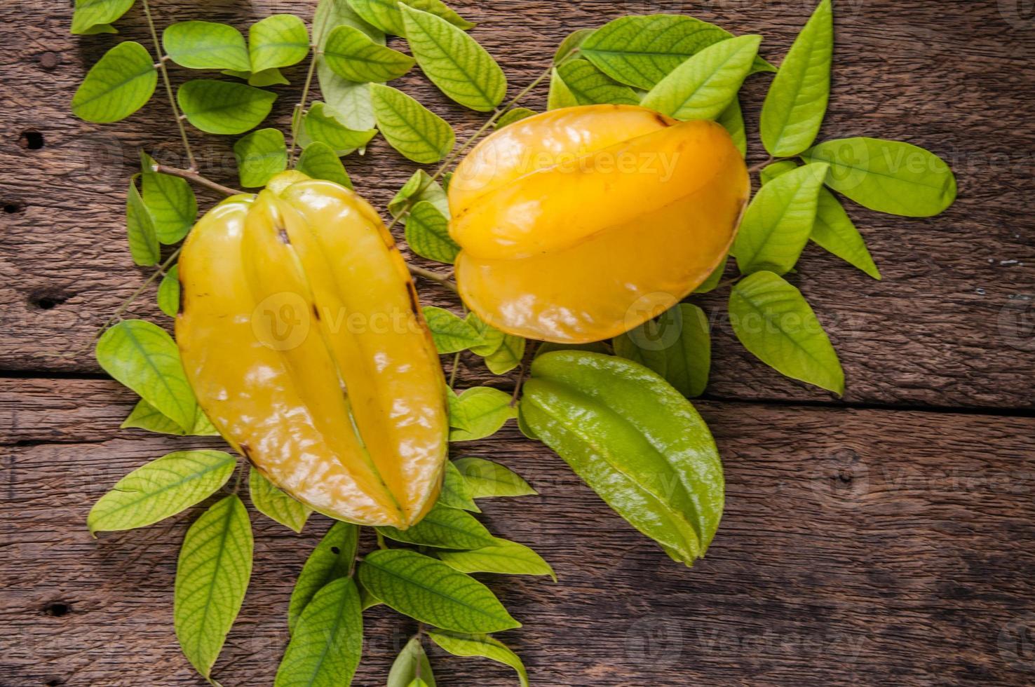 stjärnfrukt halvt snitt av stjärnäpple tropisk frukt foto