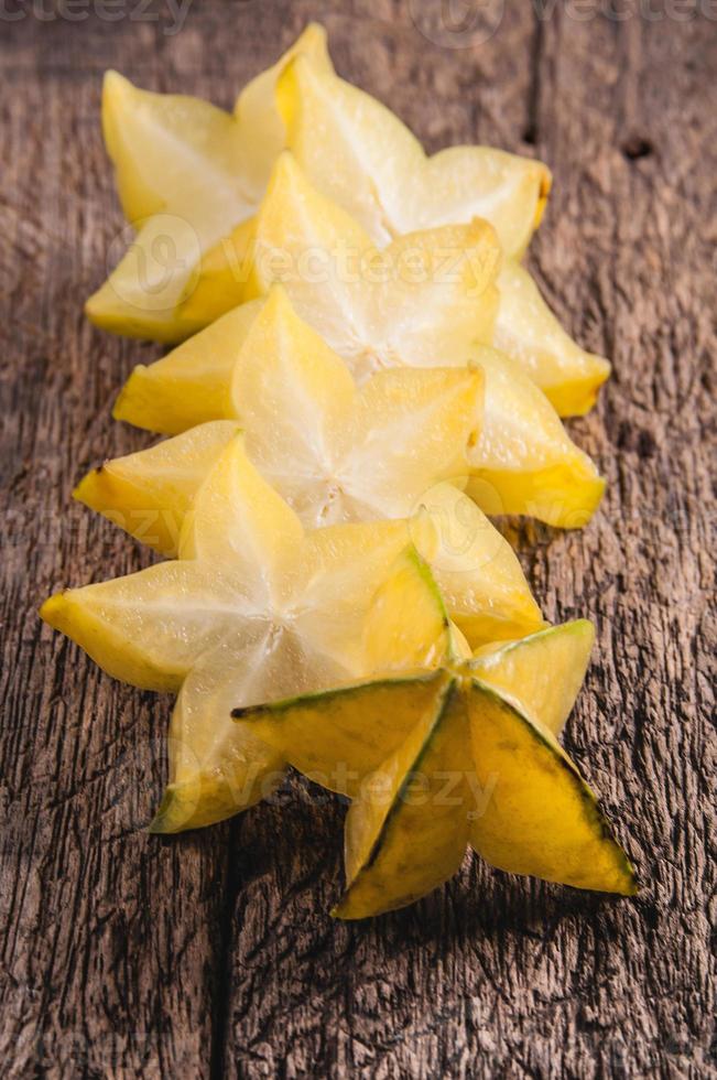 stjärnfrukt halvt snitt av stjärnäpple tropisk frukt foto