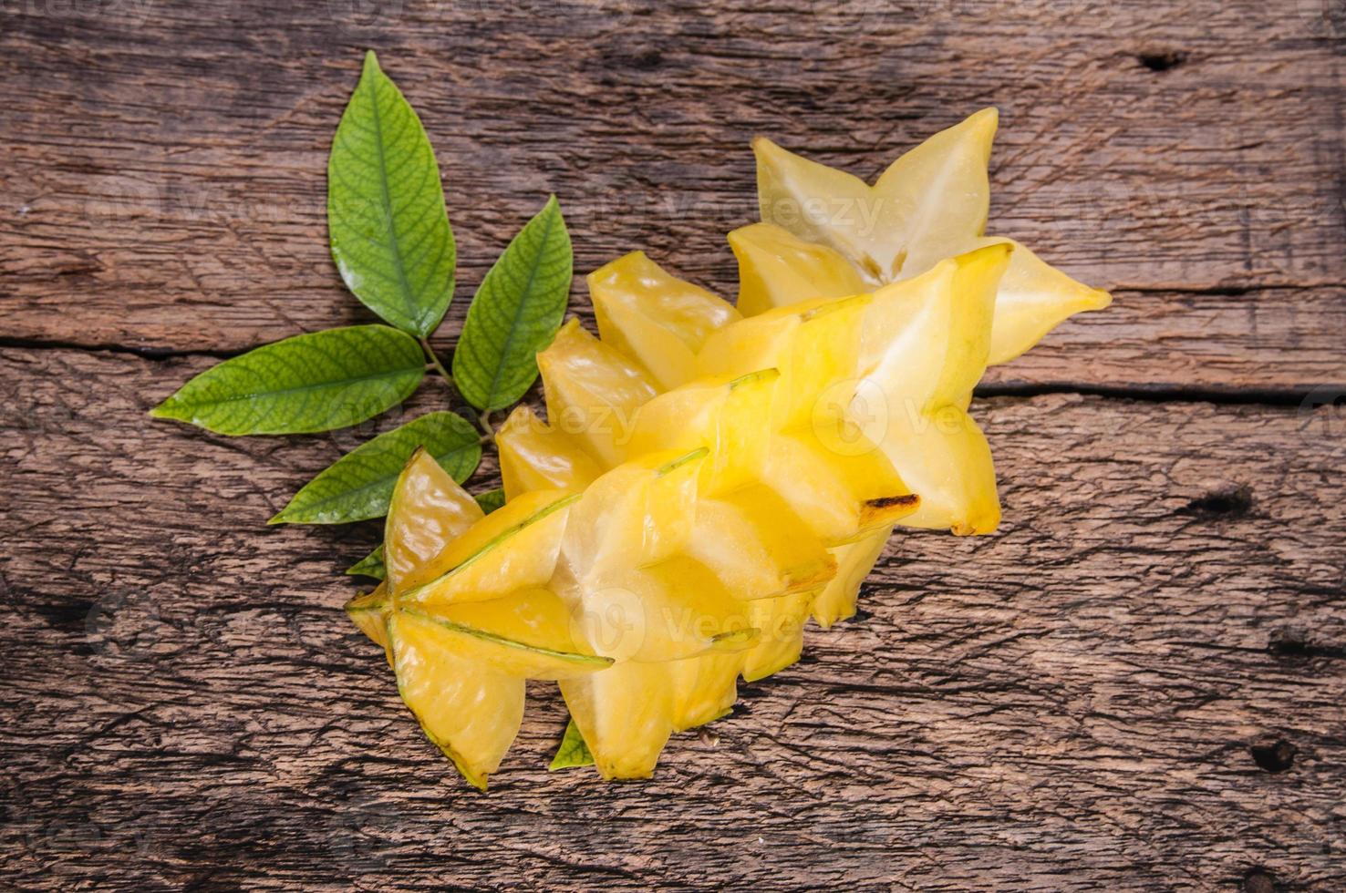 stjärnfrukt halvt snitt av stjärnäpple tropisk frukt foto