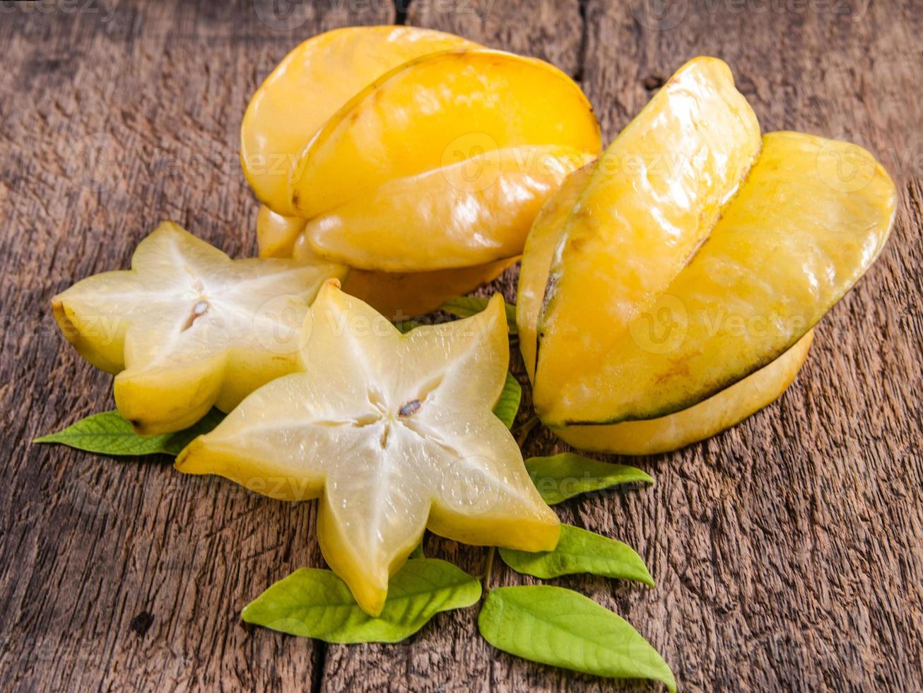 stjärnfrukt halvt snitt av stjärnäpple tropisk frukt foto