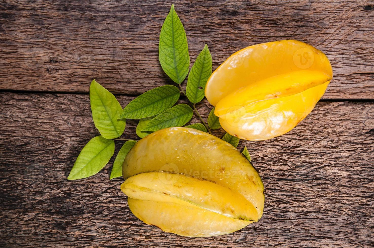 stjärnfrukt halvt snitt av stjärnäpple tropisk frukt foto