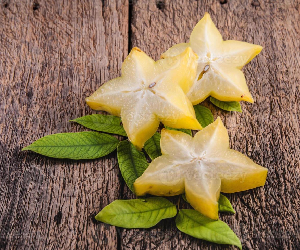 stjärnfrukt halvt snitt av stjärnäpple tropisk frukt foto