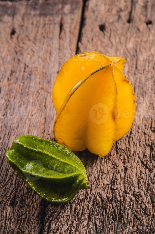 stjärnfrukt halvt snitt av stjärnäpple tropisk frukt foto