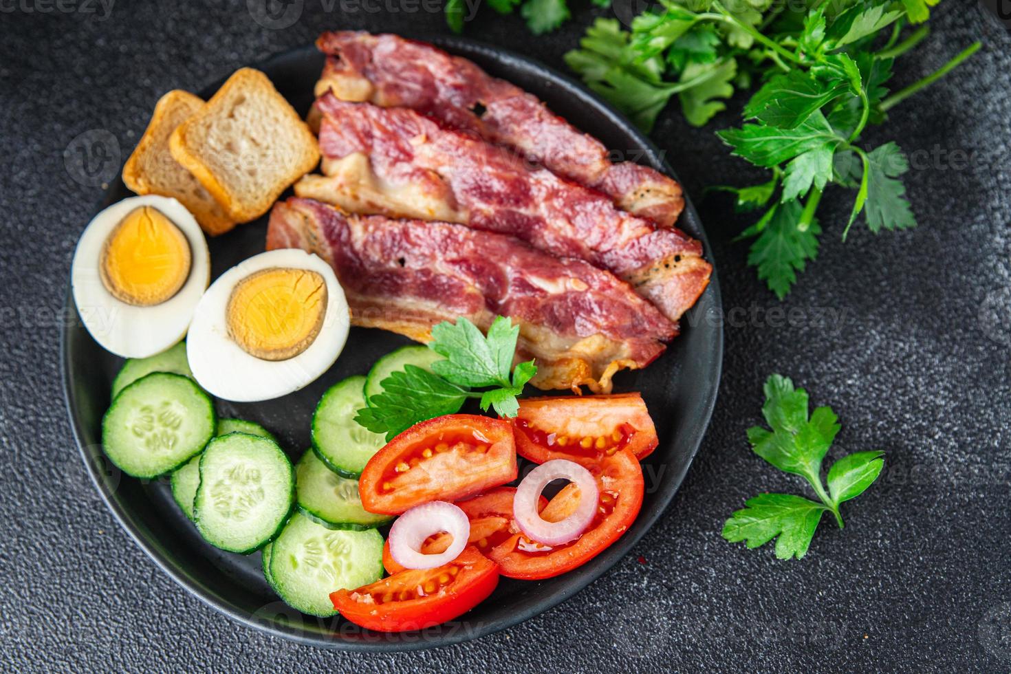 frukost bacon, ägg, grönsaker hälsosam måltid mat mellanmål på bordet kopia utrymme foto