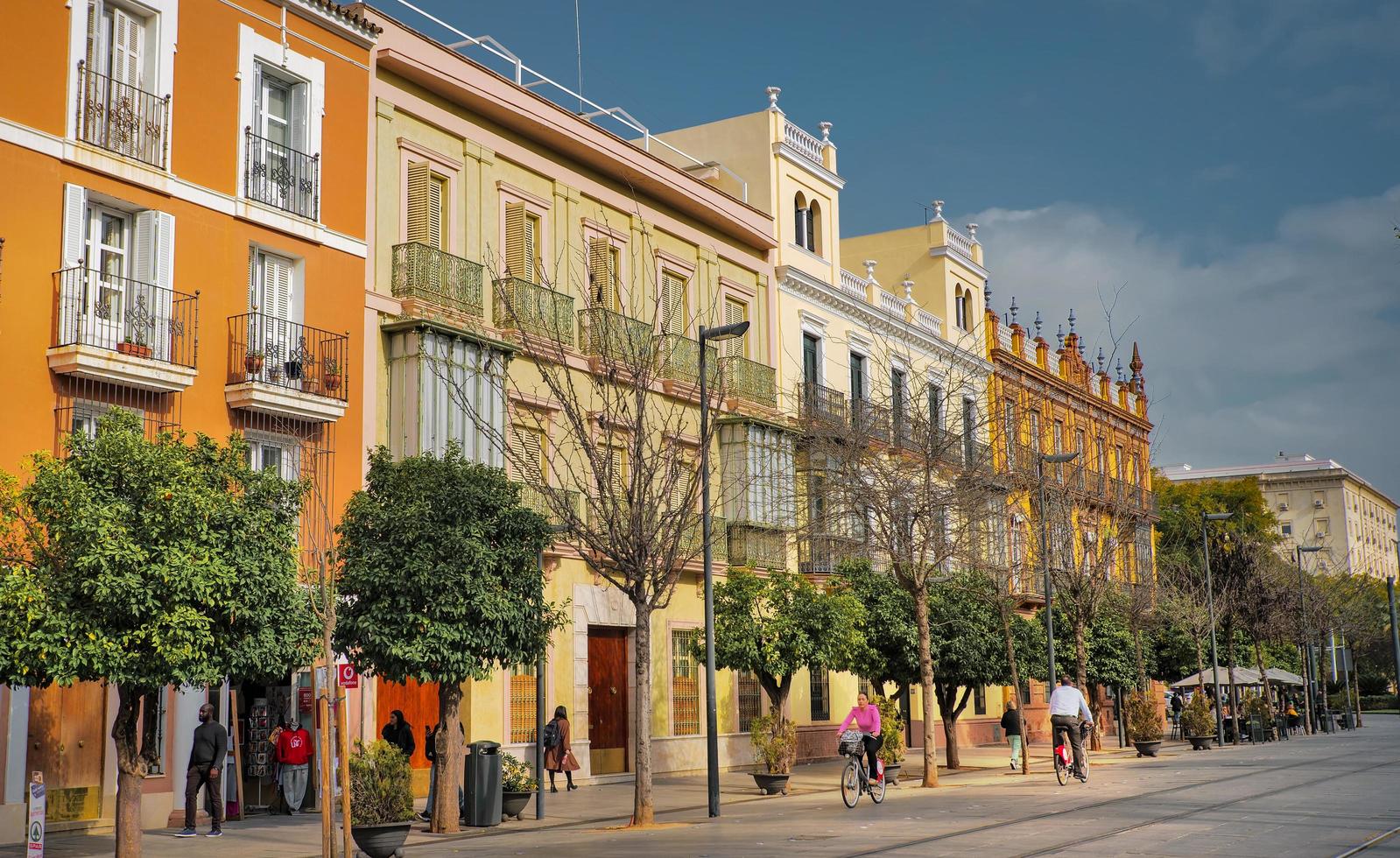 Sevilla, Spanien - 8 februari 2020 - vackra och färgglada arkitektoniska byggnader i Sevillas centrum, Spanien. foto