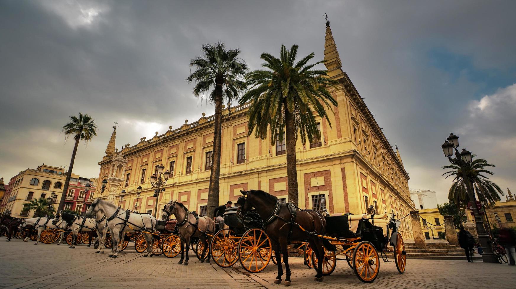 sevilla, spanien - 7 februari 2020 - parkerade hästvagnar framför Indiens allmänna arkiv i centrala Sevilla, Spanien. foto