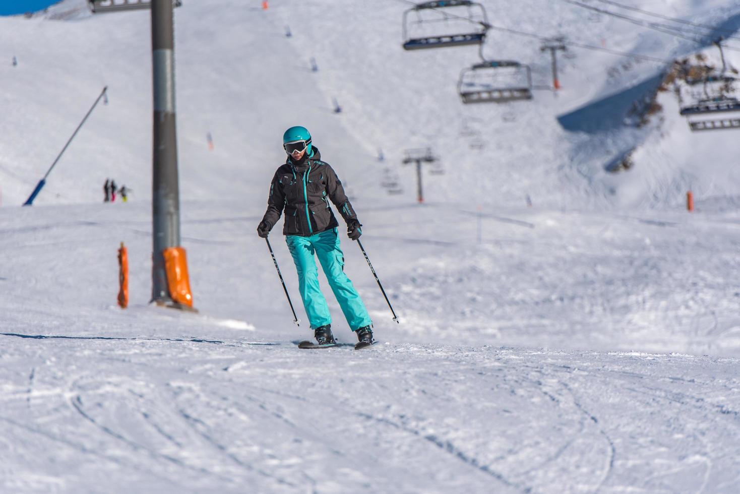 grandvalira, andorra. 2021 11 december ung kvinna åker skidor i Pyrenéerna på skidorten Grandvalira i Andorra under covid19-tiden foto
