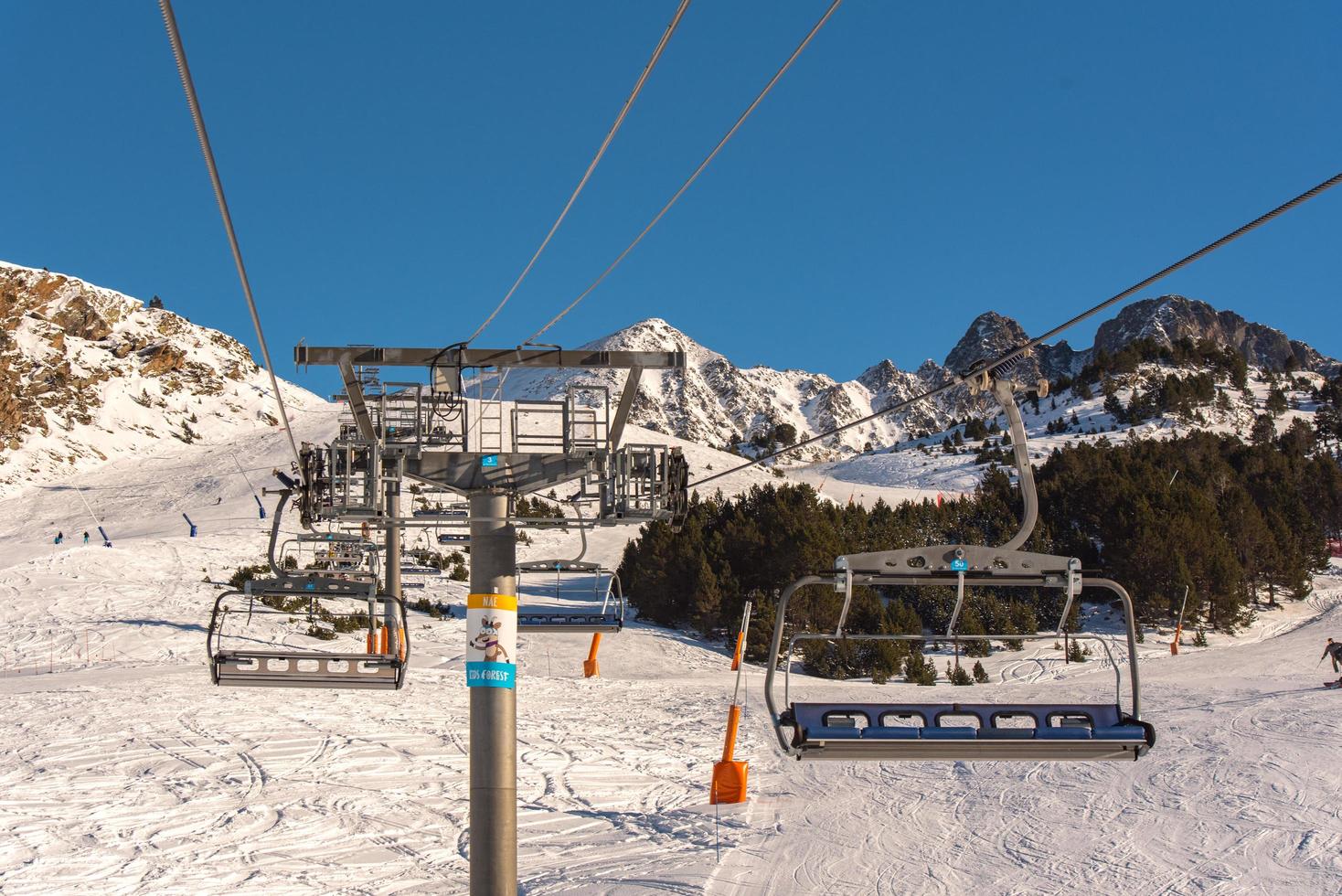 grandvalira, andorra. 2021 11 december solig dag på Pyrenéerna på skidorten Grandvalira i Andorra i covid19-tid foto