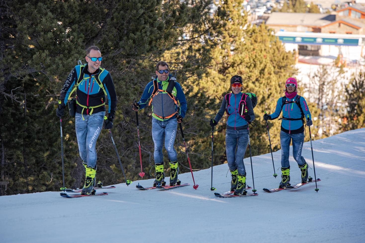 grandvalira, andorra. 2021 8 december. skidåkare som åker skidor i en skog en solig morgon vintern 2021 foto