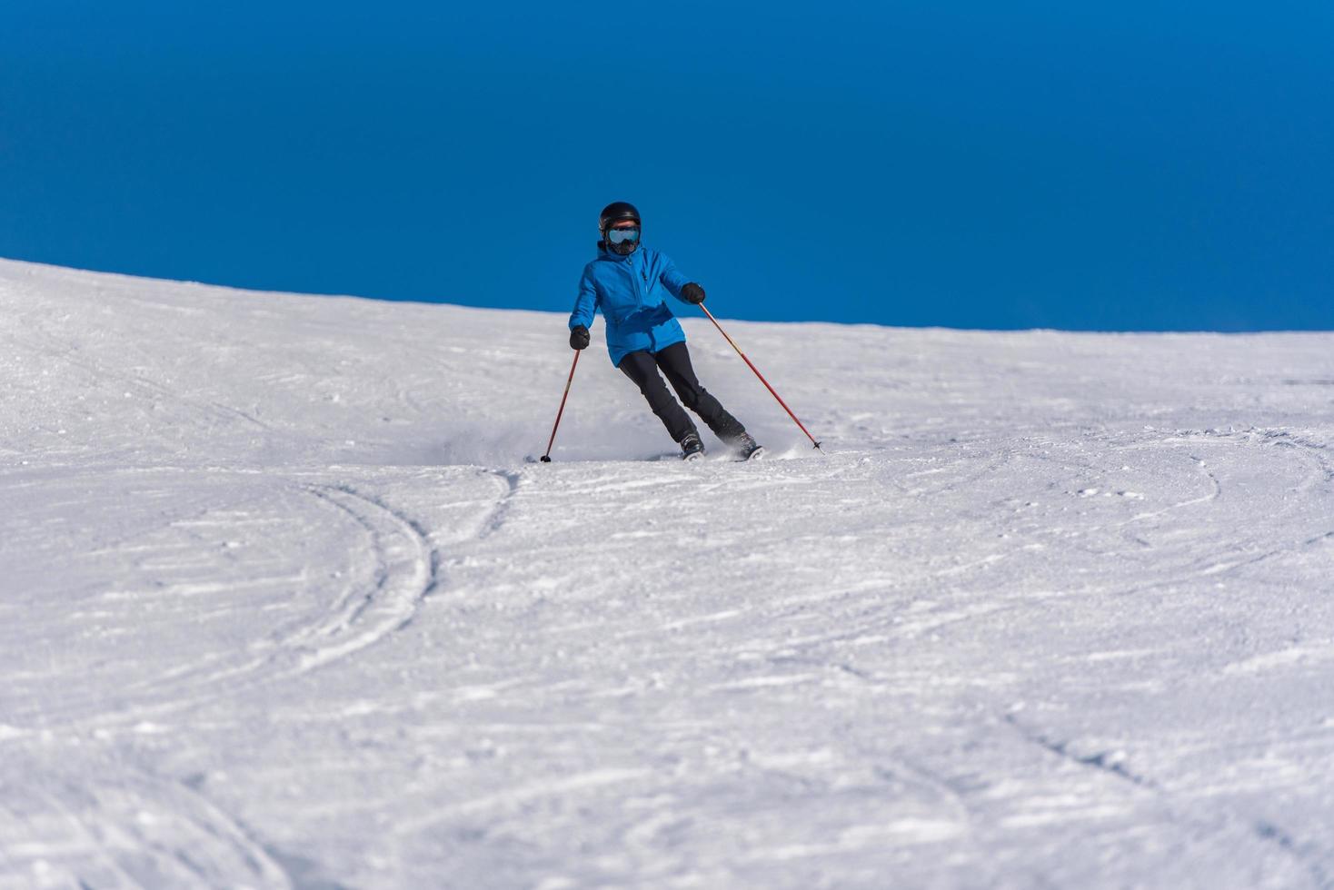 grandvalira, andorra. 2021 11 december ung kvinna åker skidor i Pyrenéerna på skidorten Grandvalira i Andorra under covid19-tiden foto