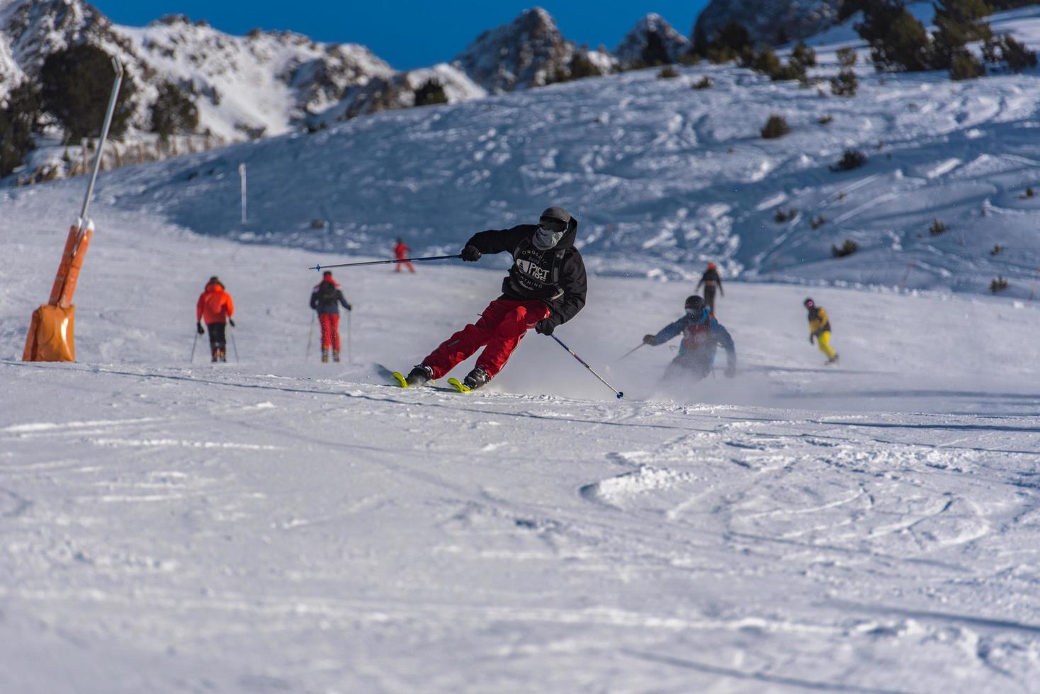 grandvalira, andorra. 2021 11 december ung man åker skidor på Pyrenéerna på skidorten Grandvalira i Andorra under covid19-tiden foto