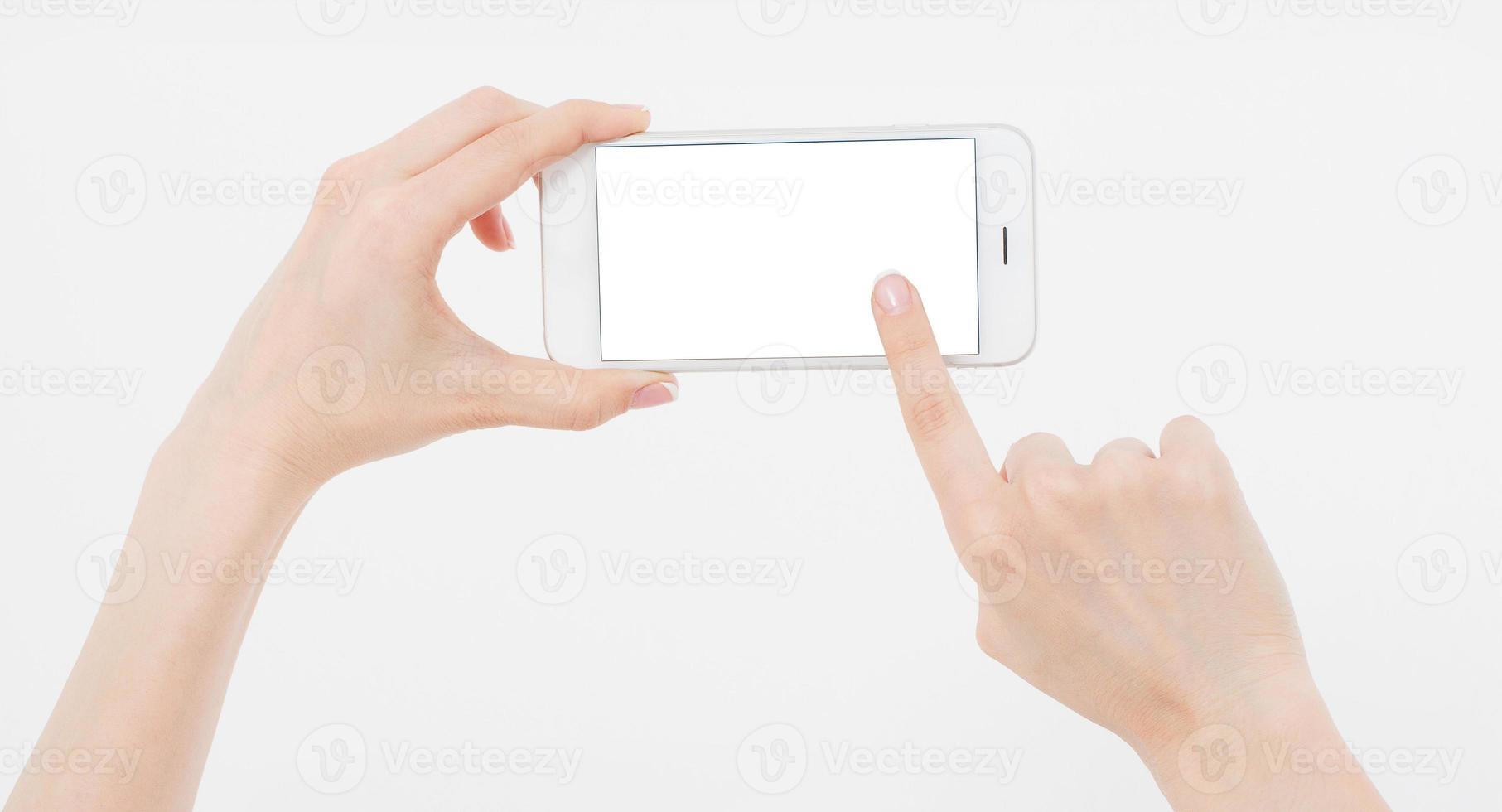 hand som håller vit mobiltelefon isolerad på vit urklippsbana inuti. E-handel. toppvy. håna. kopiera utrymme. mall. tomt. foto